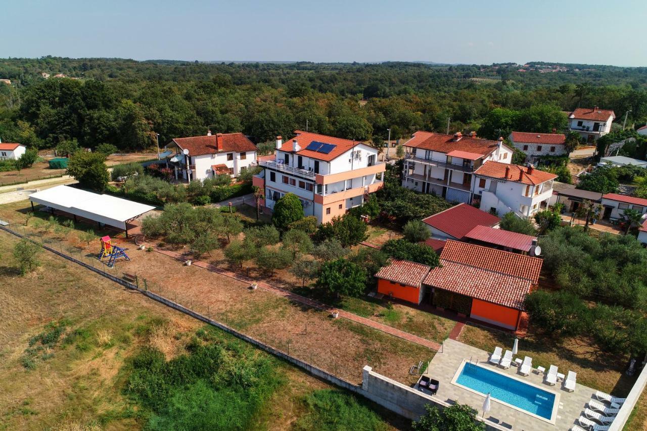 אומאג Apartments Villa Adamovic מראה חיצוני תמונה